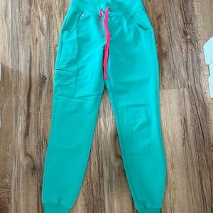 Zamora figs jogger -surgical green